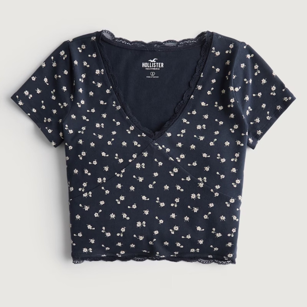 Hollister LACE TRIM V-NECK BABY TEE